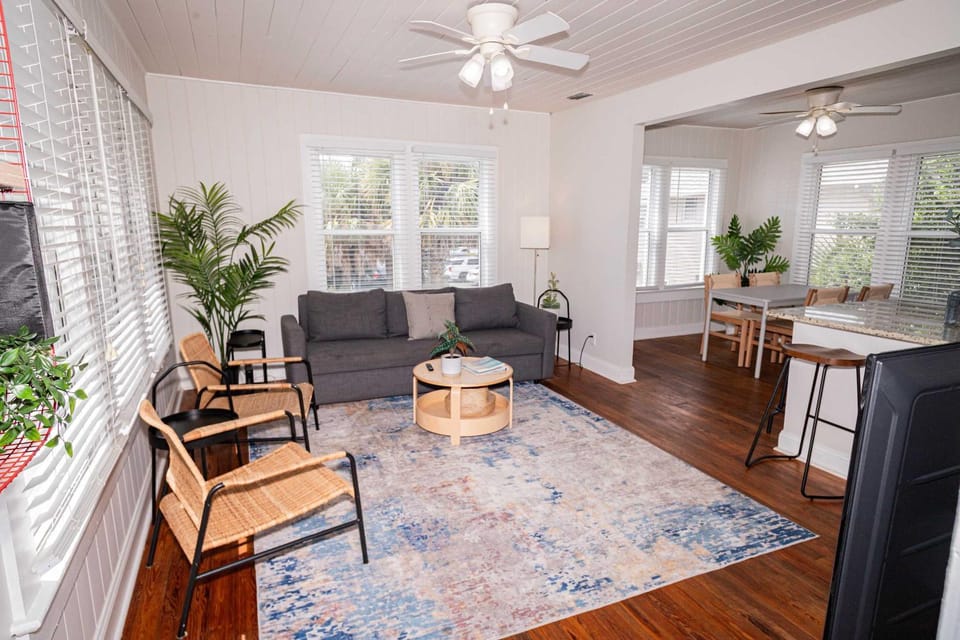 Casual Beach Getaway - Pool - Short Walk to Beach Apartment in Jacksonville Beach