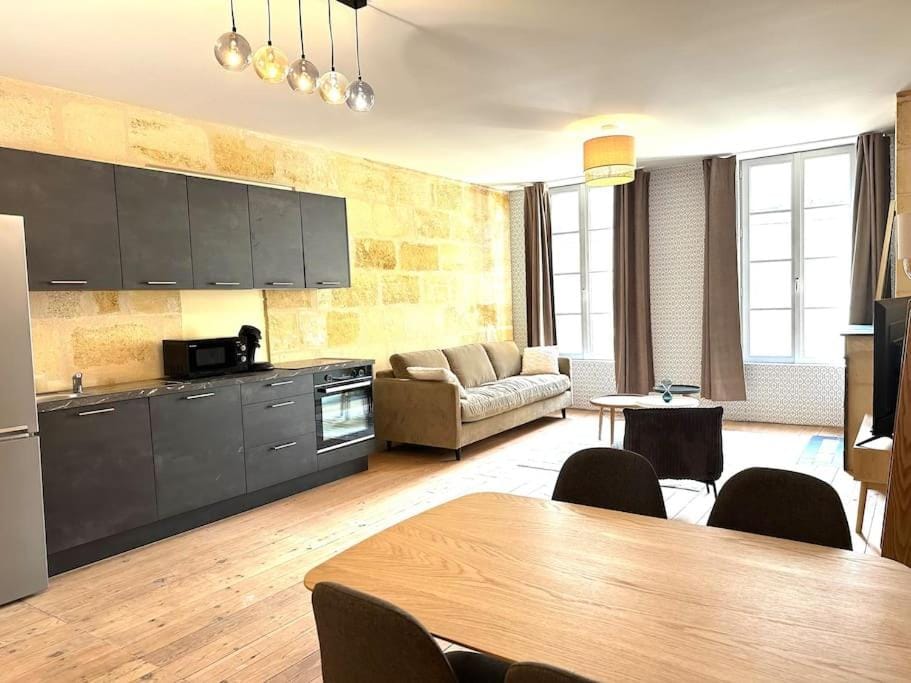 3 Hypercentre - Parking GRATUIT - clim - wifi - Netflix Apartment in Fronsac