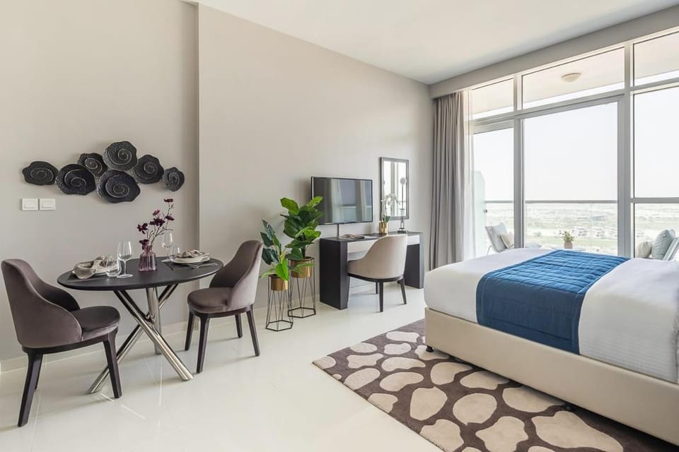 Bed, TV and multimedia, Living room, Seating area, Dining area