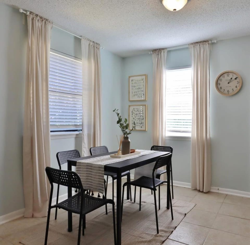 Cozy 1BR Beach Hideaway - One block to beach Apartment in Jacksonville Beach