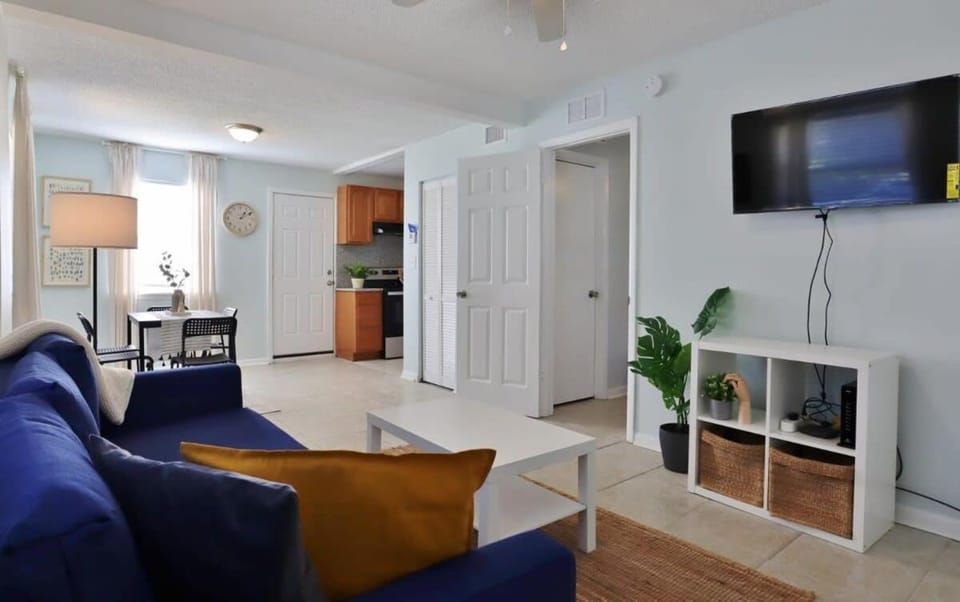 Cozy 1BR Beach Hideaway - One block to beach Apartment in Jacksonville Beach