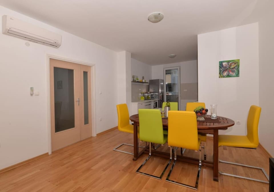 Living room, Dining area, air conditioner