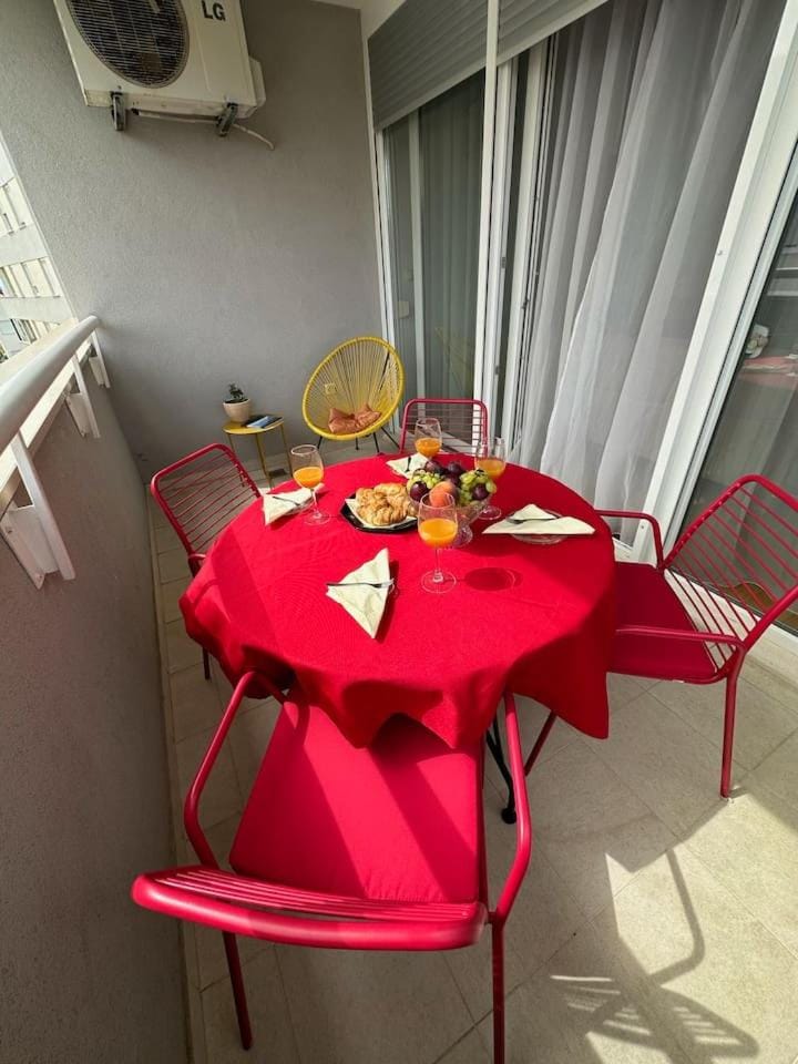 Food and drinks, Seating area