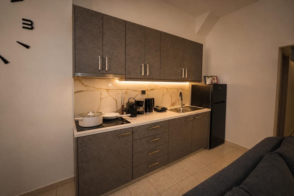 Coffee/tea facilities, Kitchen or kitchenette, stove