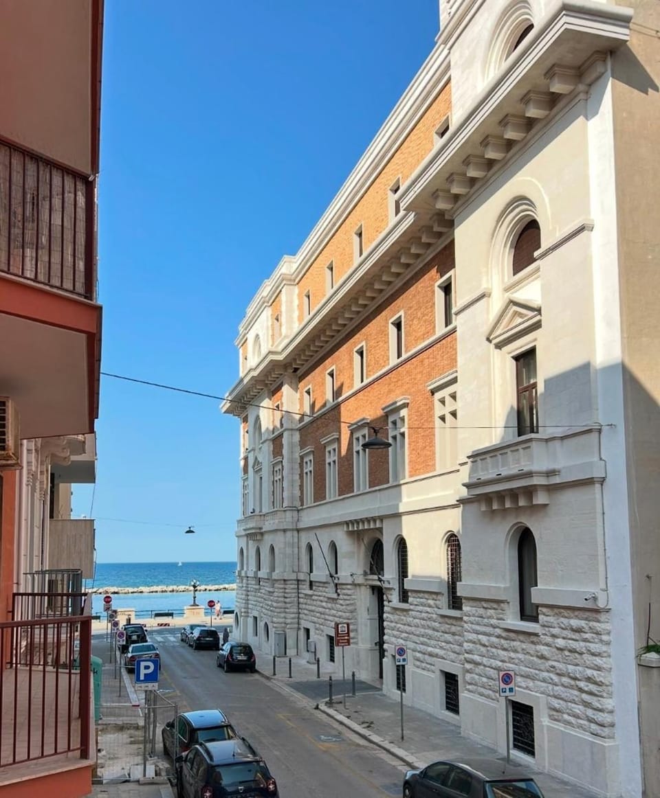 Sea view, Street view