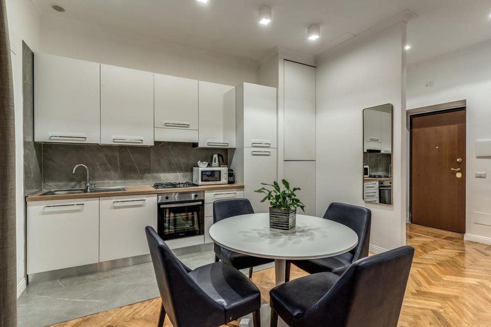 Kitchen or kitchenette, Dining area, oven
