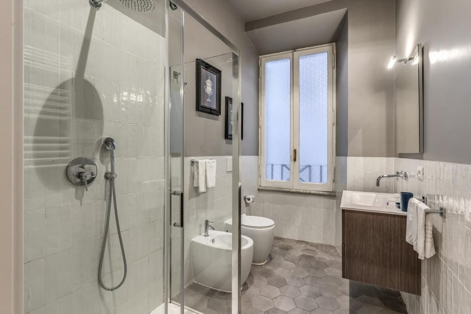 Shower, Toilet, Bathroom, towels