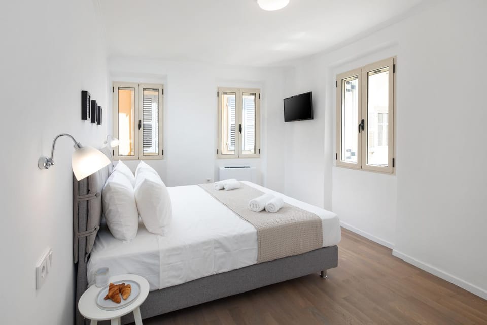 Bed, TV and multimedia, Photo of the whole room, Bedroom