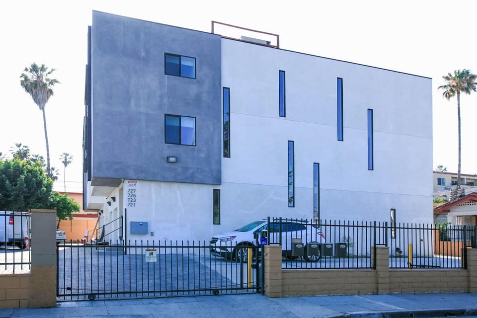 Property building, Day, Neighbourhood, Street view, Parking