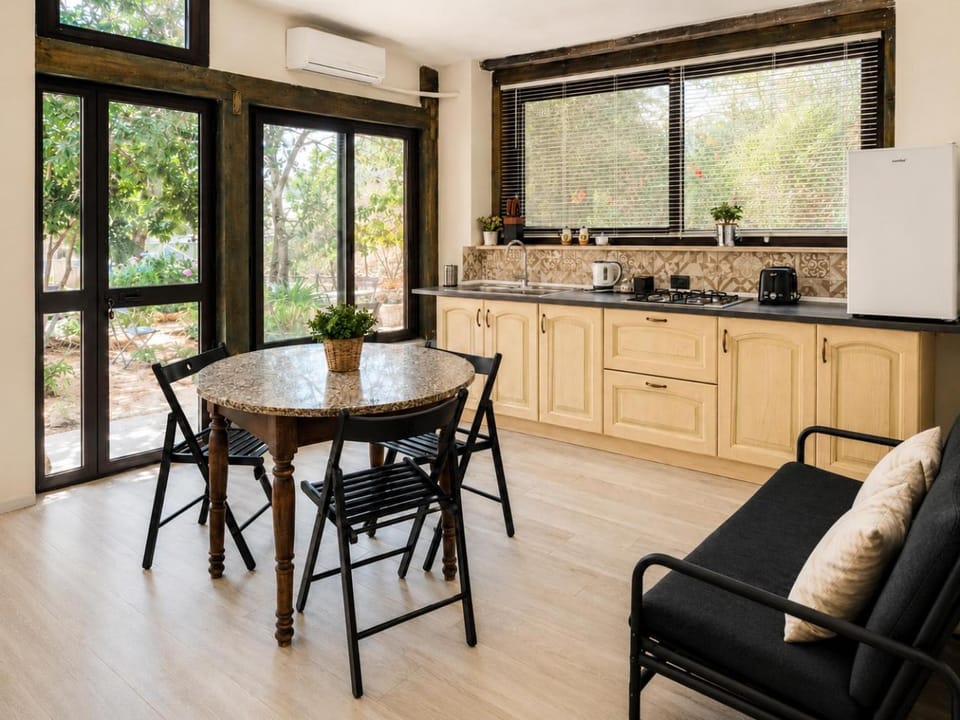 Dining area, kitchen