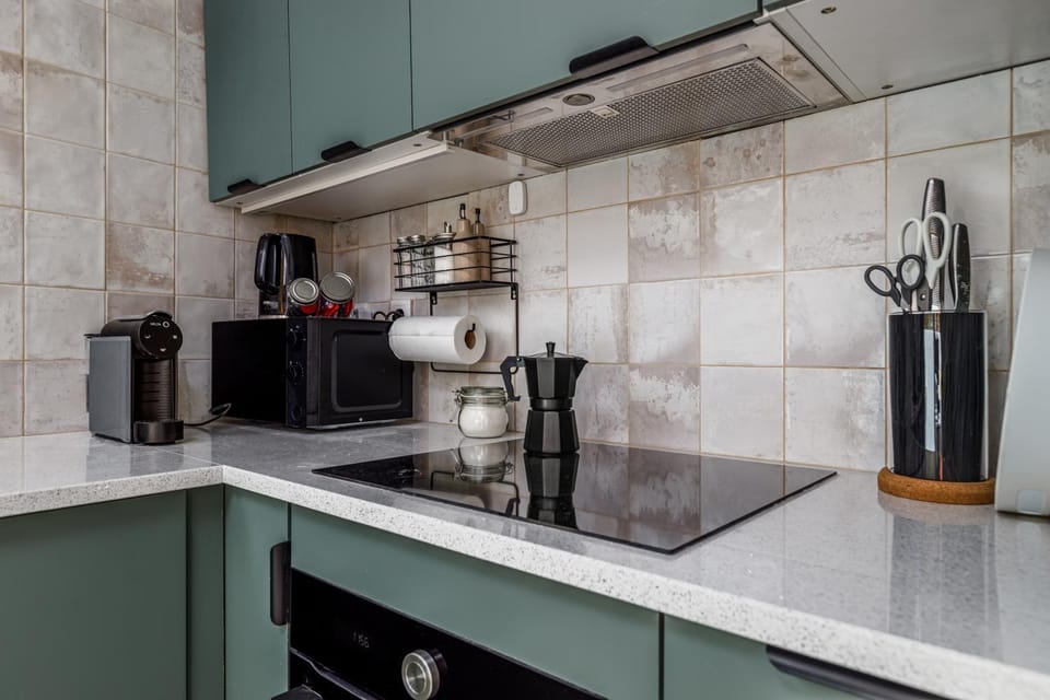 Coffee/tea facilities, Kitchen or kitchenette, microwave, stove, toaster