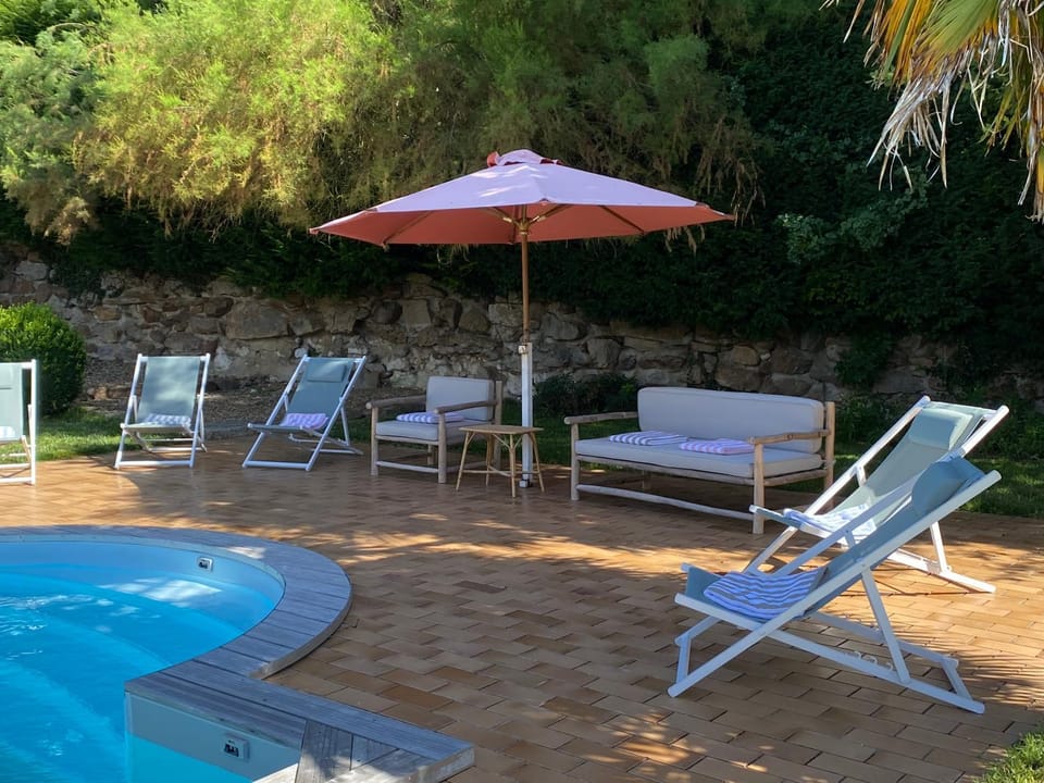 Swimming pool, towels