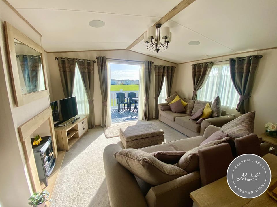 Waterside mini lodge - pet friendly, WiFi, direct beach access & club on site - Meadow Lakes Caravan & Lodge Hire Apartment in Ingoldmells