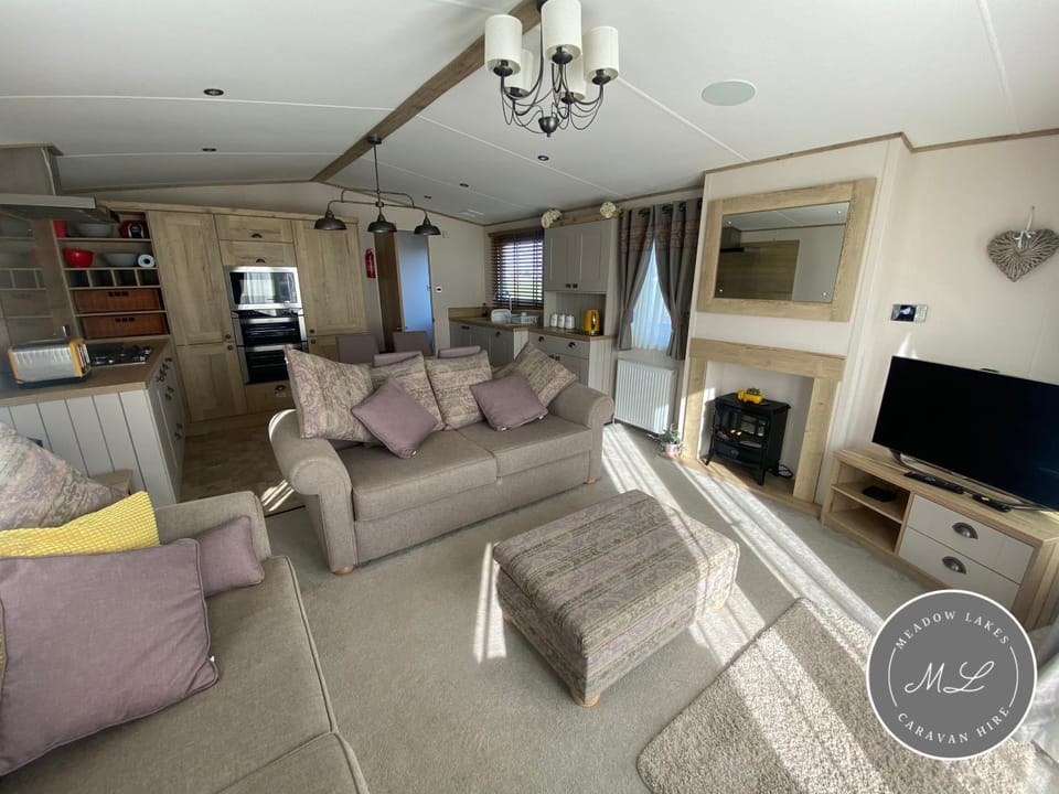 Waterside mini lodge - pet friendly, WiFi, direct beach access & club on site - Meadow Lakes Caravan & Lodge Hire Apartment in Ingoldmells