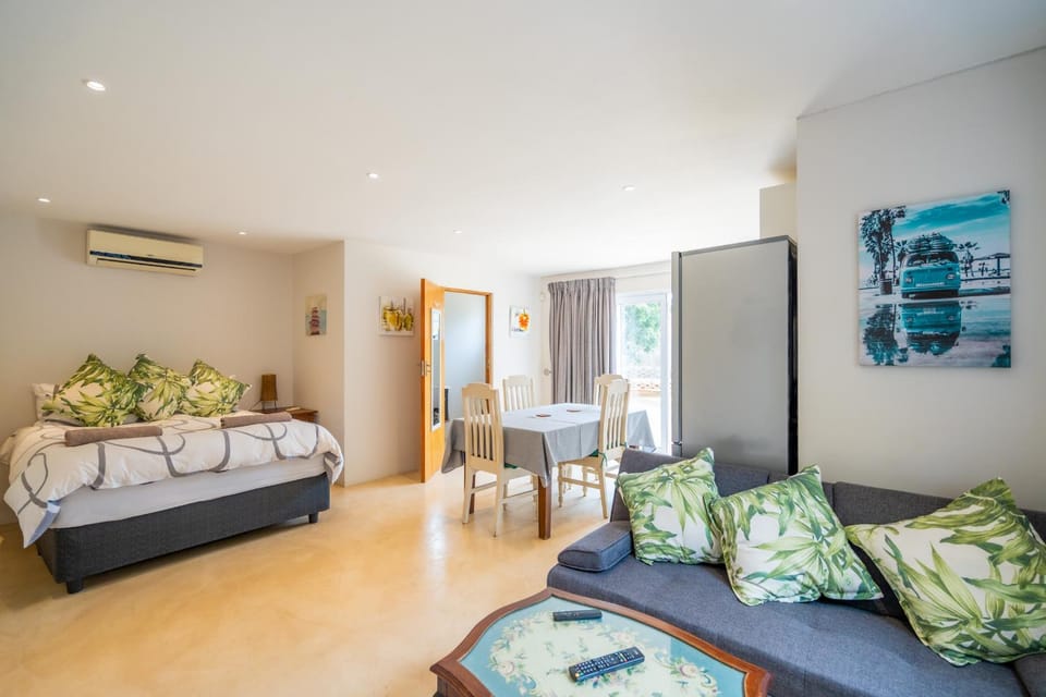 Living room, Photo of the whole room, air conditioner