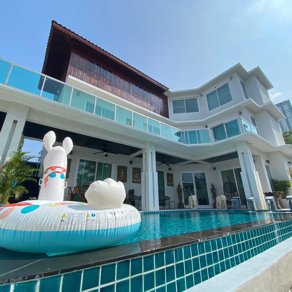 Property building, Day, Swimming pool, Swimming pool