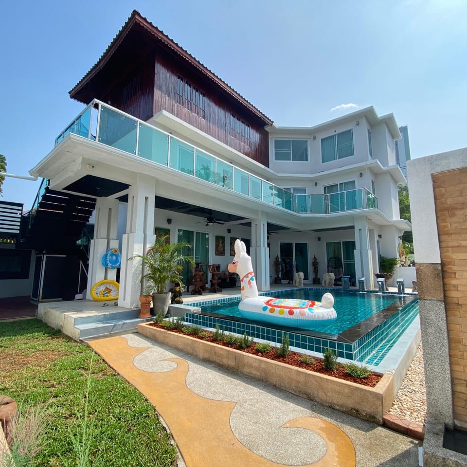 Property building, Garden, Pool view