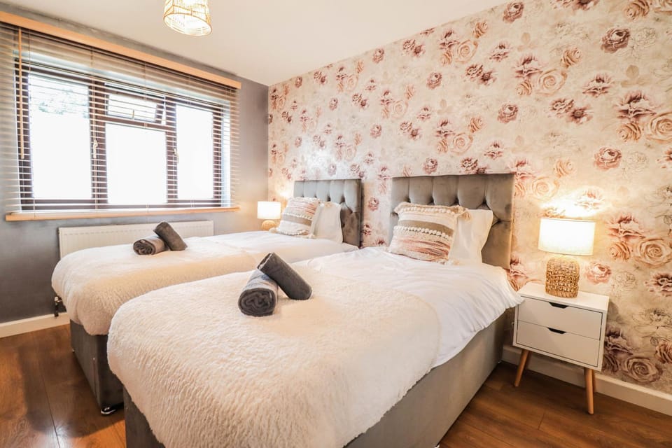 Bed, Bedroom, towels, towels