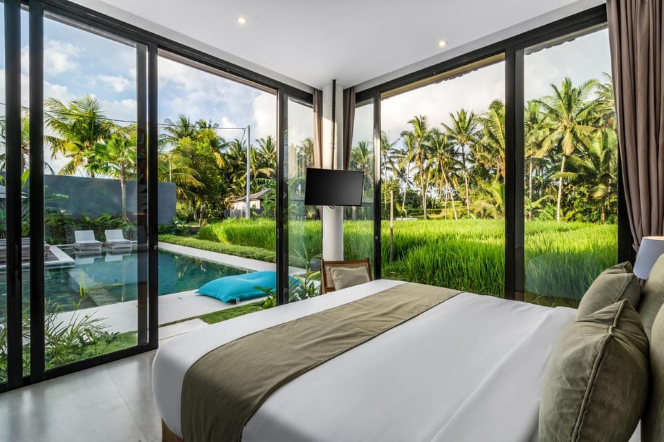 Bed, TV and multimedia, View (from property/room), Bedroom, Garden view, Pool view, air conditioner
