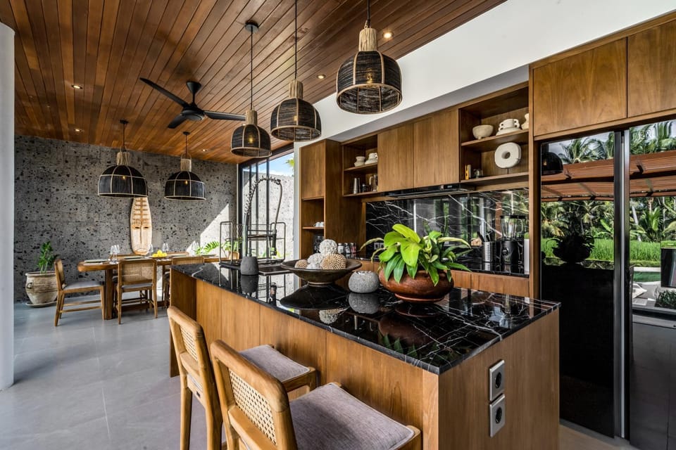 Coffee/tea facilities, Kitchen or kitchenette, Dining area, stove