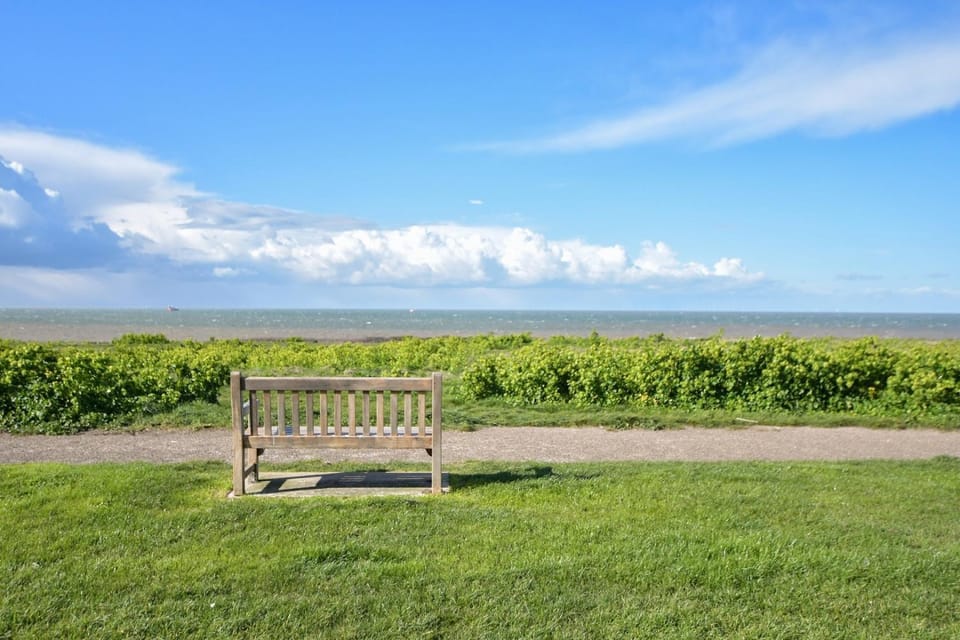 Amazing Beachside 2BD Family Home with Garden House in Margate