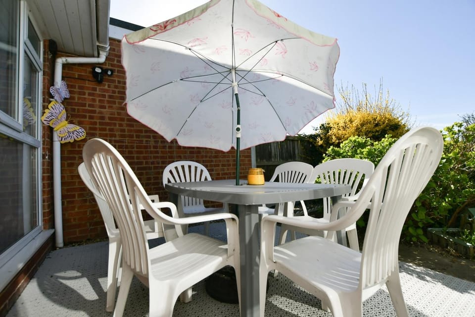 Amazing Beachside 2BD Family Home with Garden House in Margate