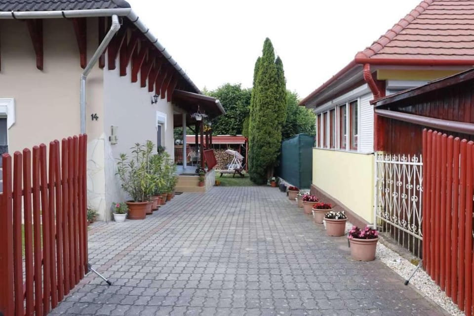 Property building, Day, Garden, Inner courtyard view, Parking