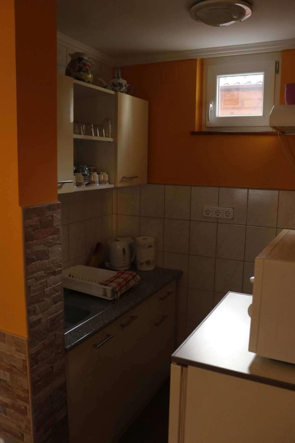 Kitchen or kitchenette, minibar, stove