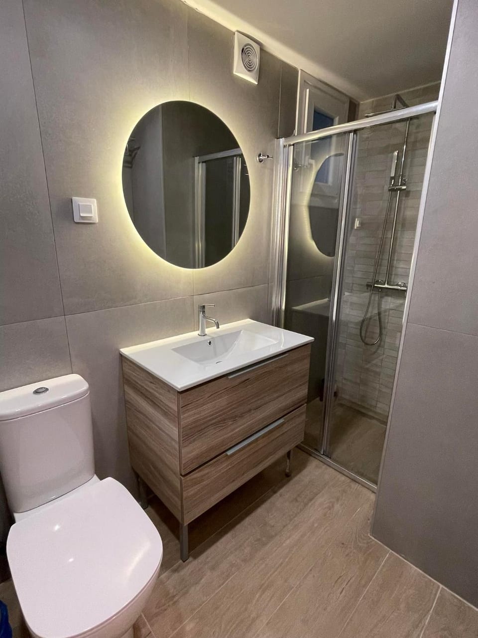 Shower, Toilet