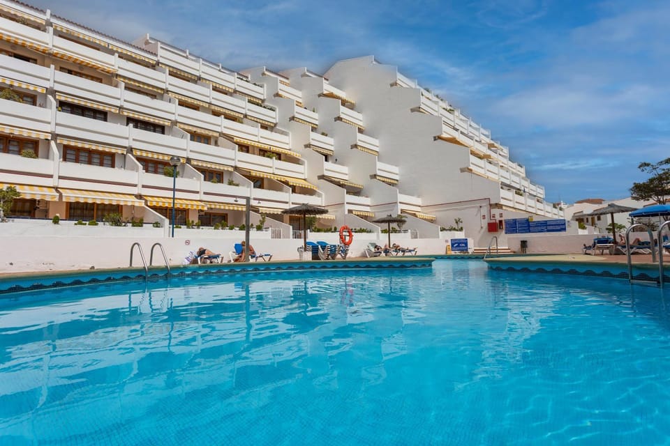 Property building, Day, Pool view, Swimming pool, sunbed