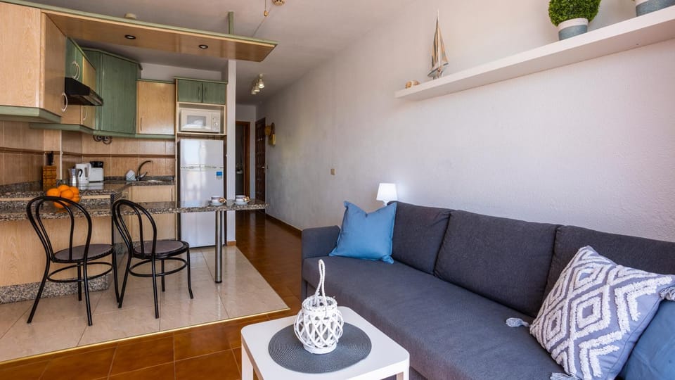 Kitchen or kitchenette, Living room, Seating area, Dining area, stove