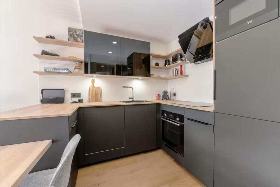 Coffee/tea facilities, dishwasher, microwave, oven, stove, toaster, kitchen
