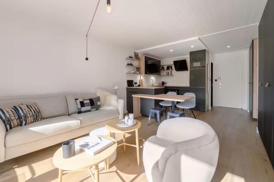 Kitchen or kitchenette, Seating area, Dining area