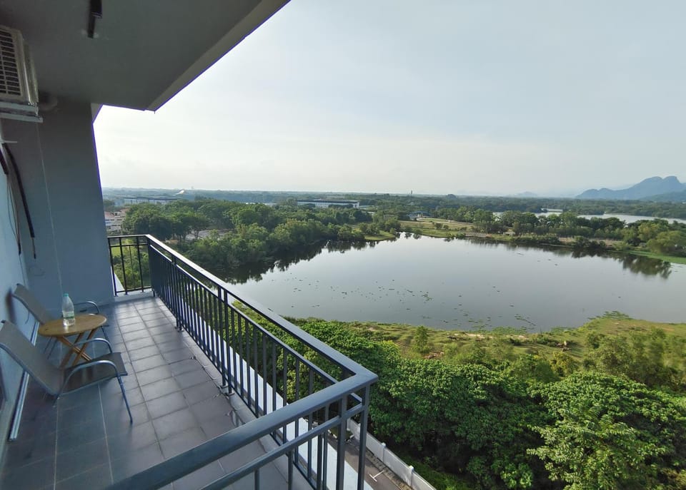 View (from property/room), Balcony/Terrace, Lake view, Mountain view