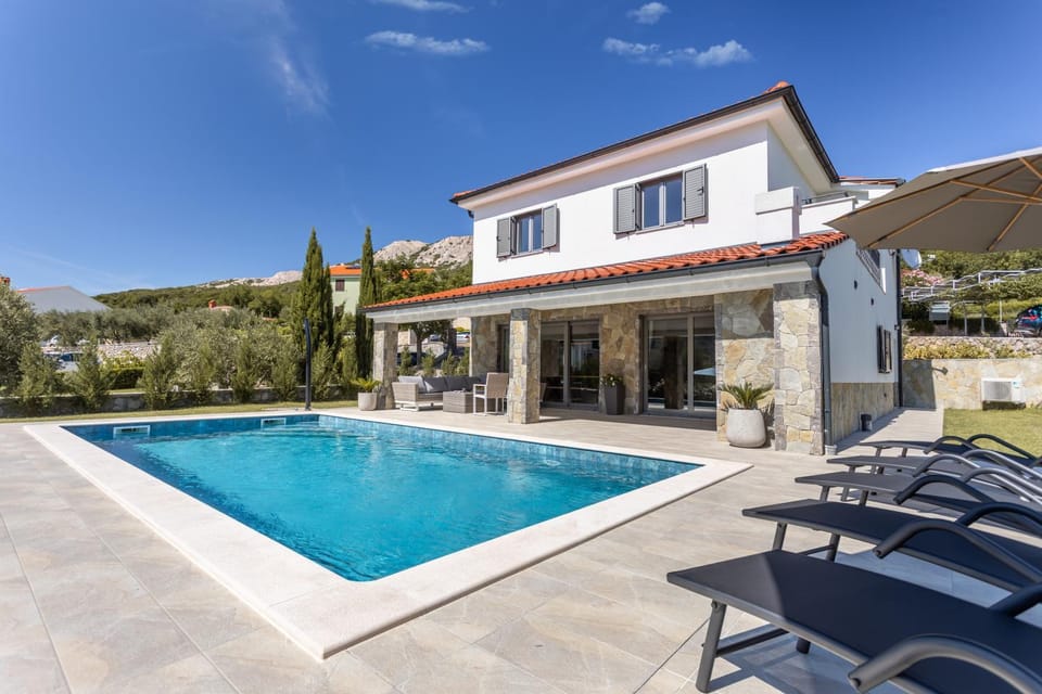 Property building, Patio, Day, Neighbourhood, Natural landscape, Balcony/Terrace, Pool view, Swimming pool, Swimming pool, Location, sunbed