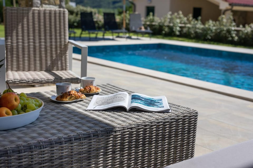 Patio, Day, Balcony/Terrace, Food and drinks, Food, Pool view, Swimming pool, Swimming pool, Breakfast, Continental breakfast, Lunch, Dinner, Drinks, sunbed