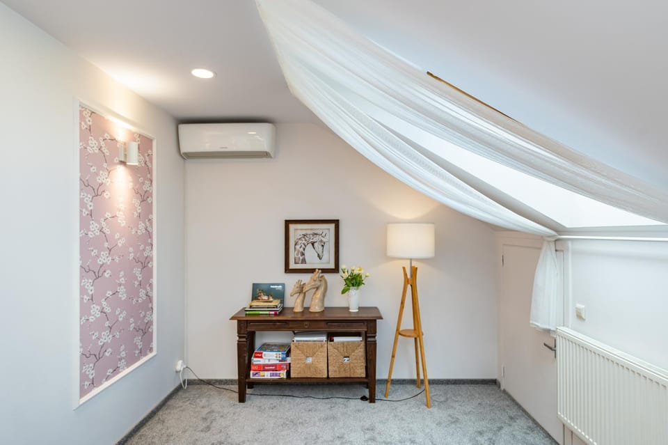 Photo of the whole room, Seating area, Bedroom