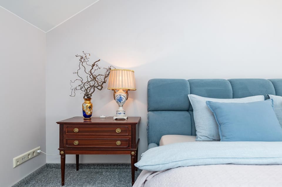 Bed, Photo of the whole room, Seating area, Bedroom