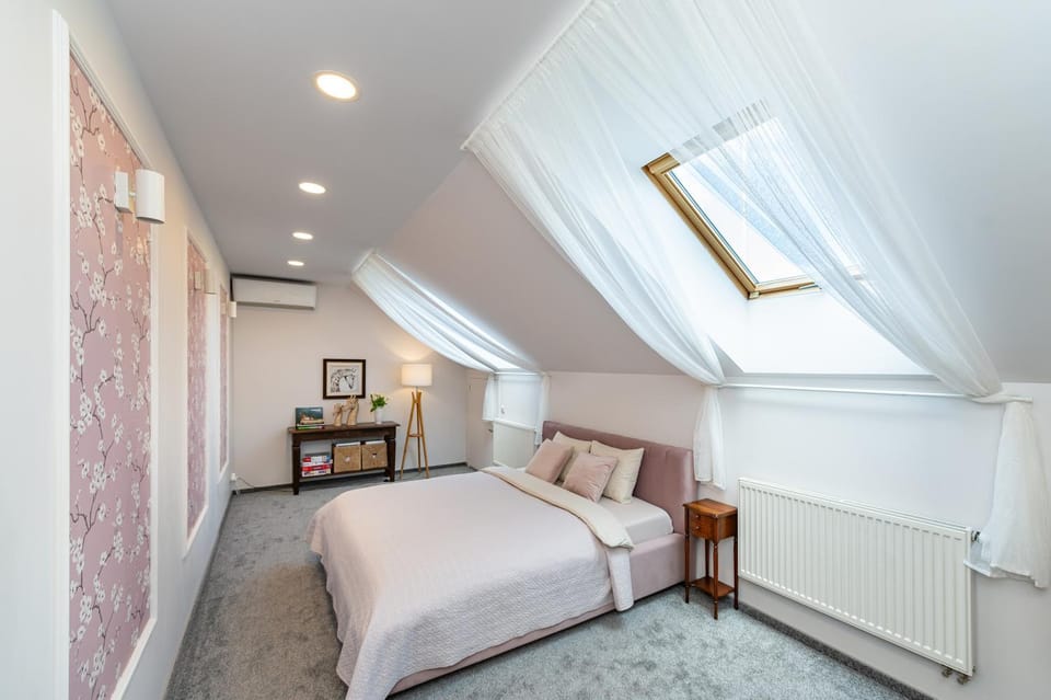 Bed, Photo of the whole room, Seating area, Bedroom