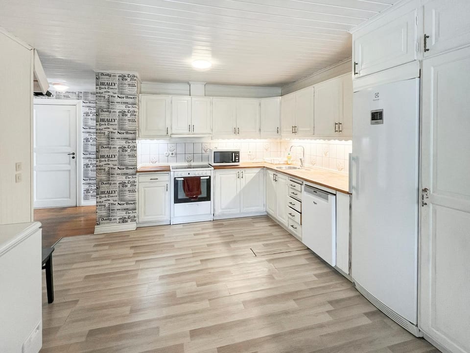 Spacious Cabin for Work Crews, 10 Beds! Cabin in Sweden
