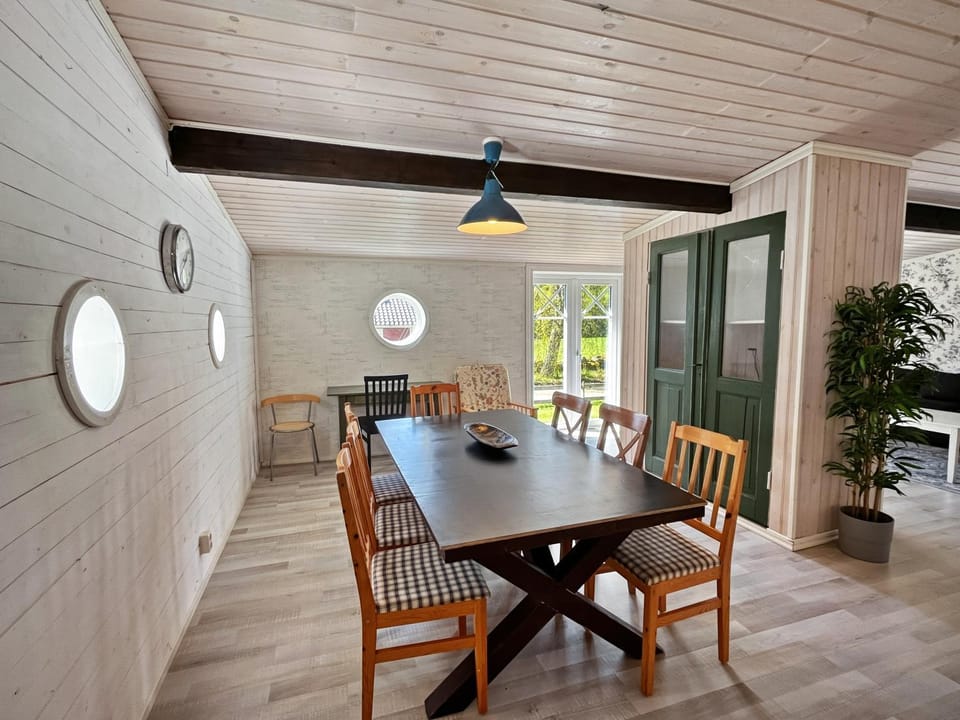 Spacious Cabin for Work Crews, 10 Beds! Cabin in Sweden
