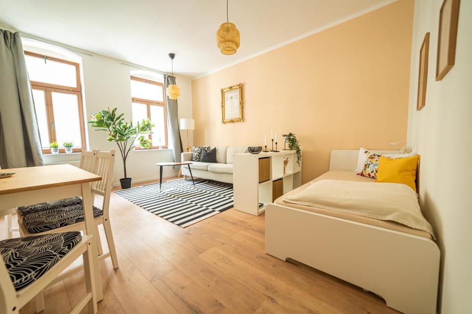 FullHouse - Chemnitz - Leonardo Apt - 3 Bedrooms & Balcony Apartment in Chemnitz