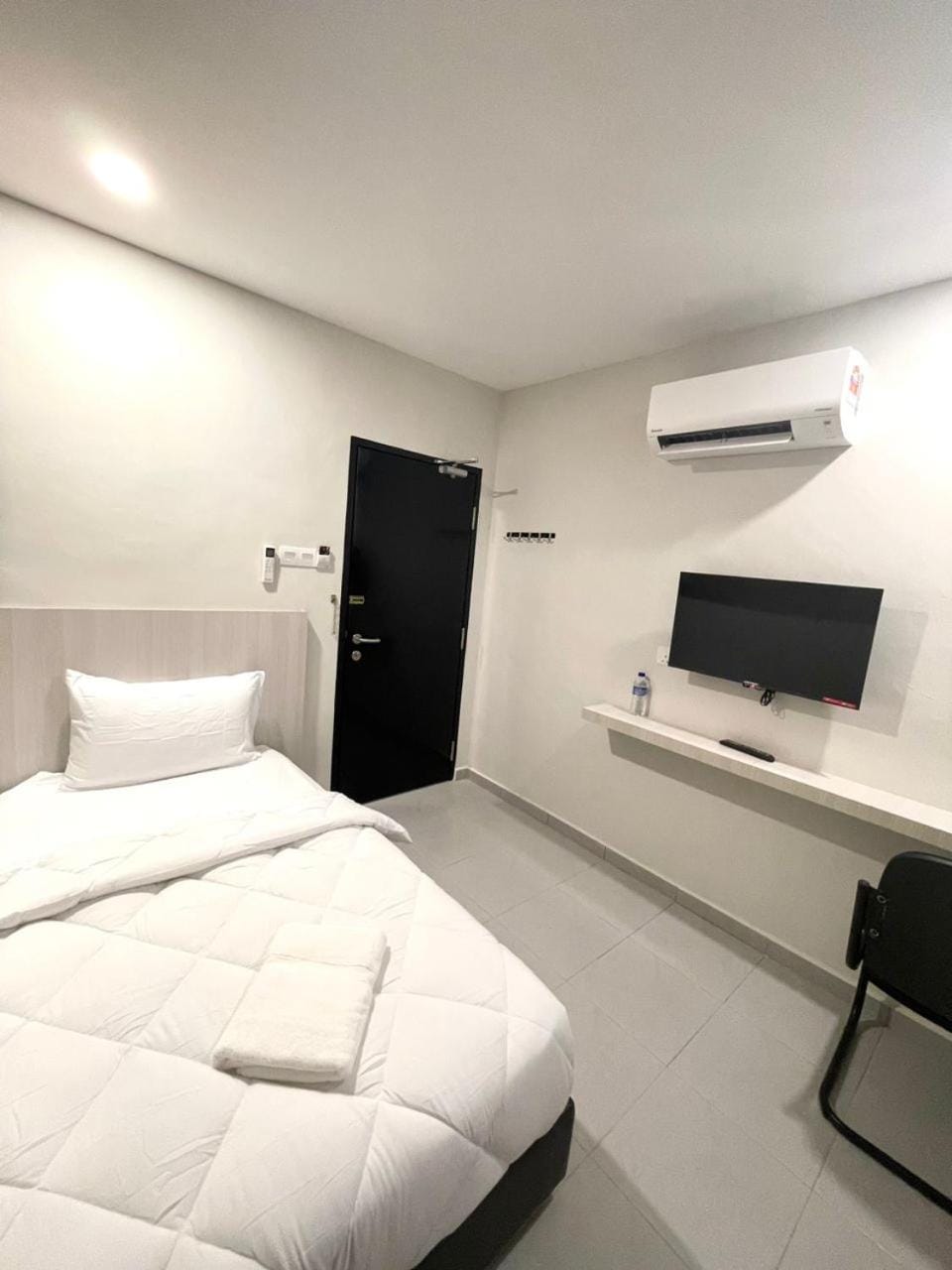 Bed, TV and multimedia, Bedroom, air conditioner