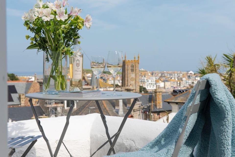 Property building, Balcony/Terrace, Sea view