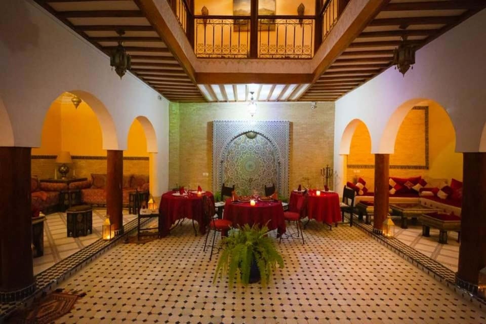 Restaurant/places to eat, Internal: Not applicable to any particular room