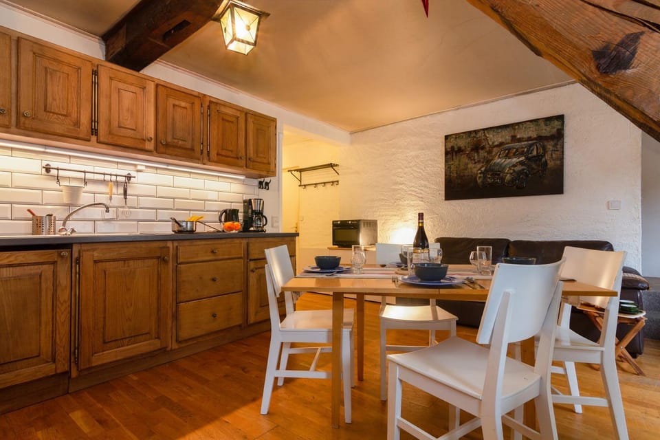 Kitchen or kitchenette, Dining area