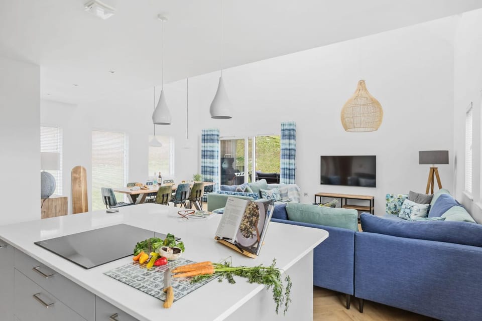 TV and multimedia, Kitchen or kitchenette, Living room, Seating area, Dining area