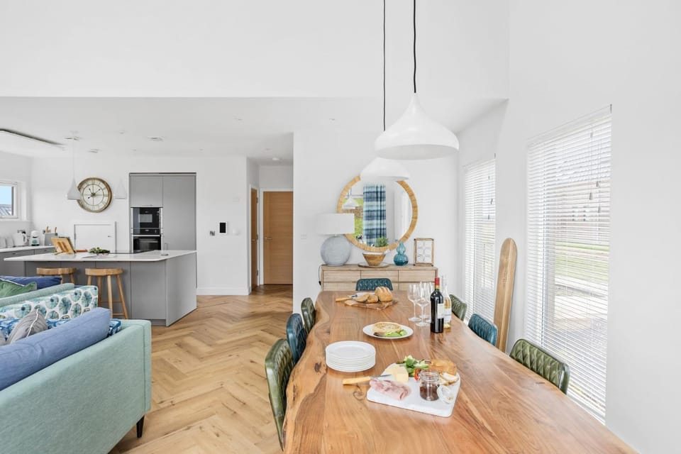 Coffee/tea facilities, Kitchen or kitchenette, Living room, Seating area, Dining area, oven, pet friendly, stove, toaster