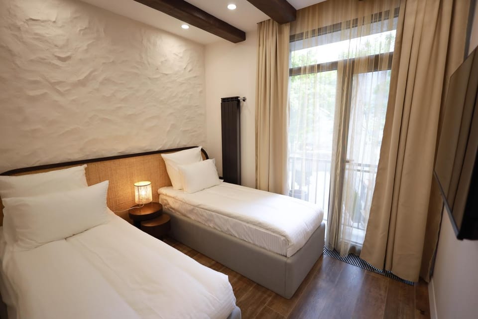 Bed, TV and multimedia, Balcony/Terrace, Bedroom
