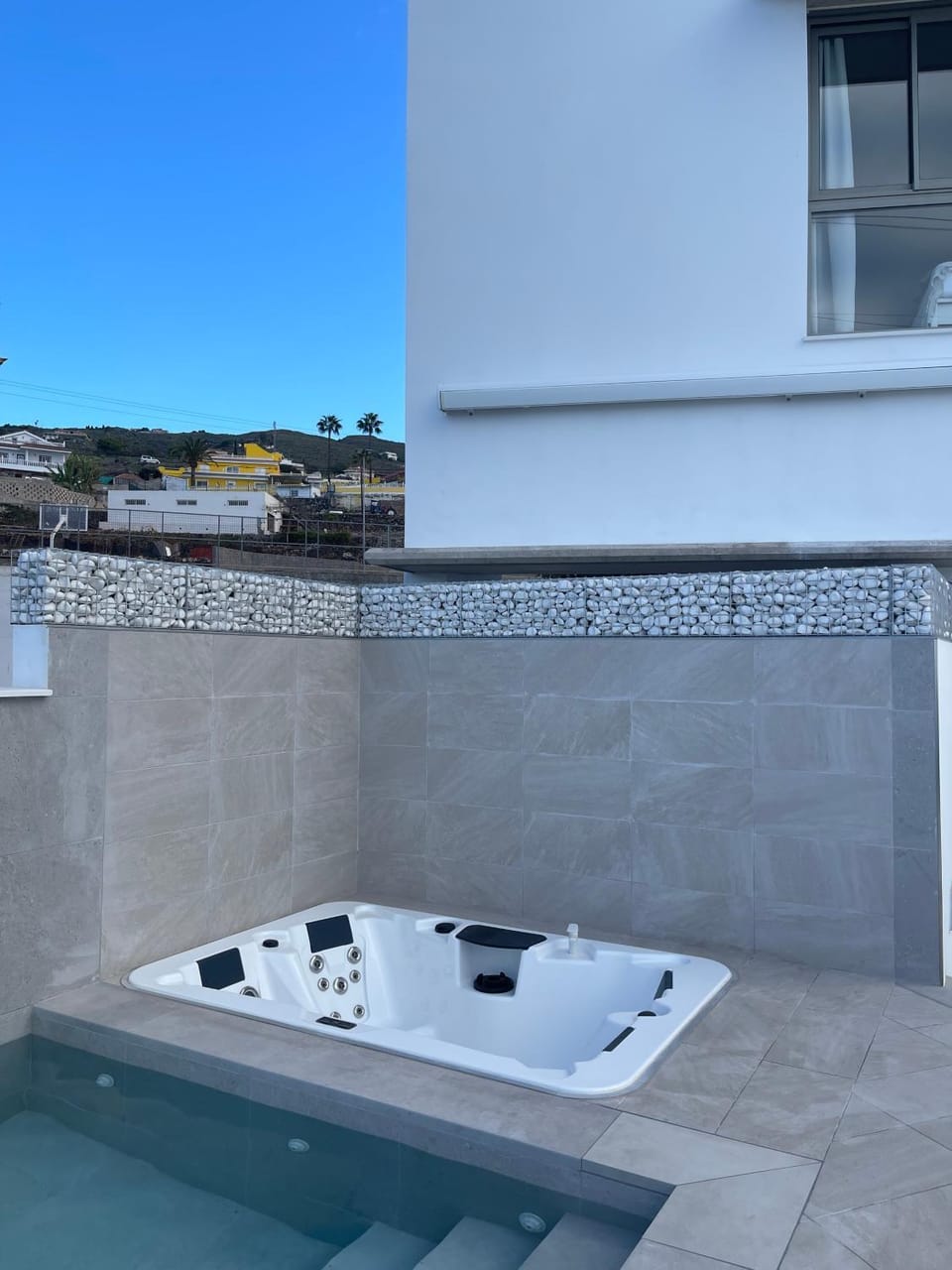 Property building, Hot Tub, Swimming pool